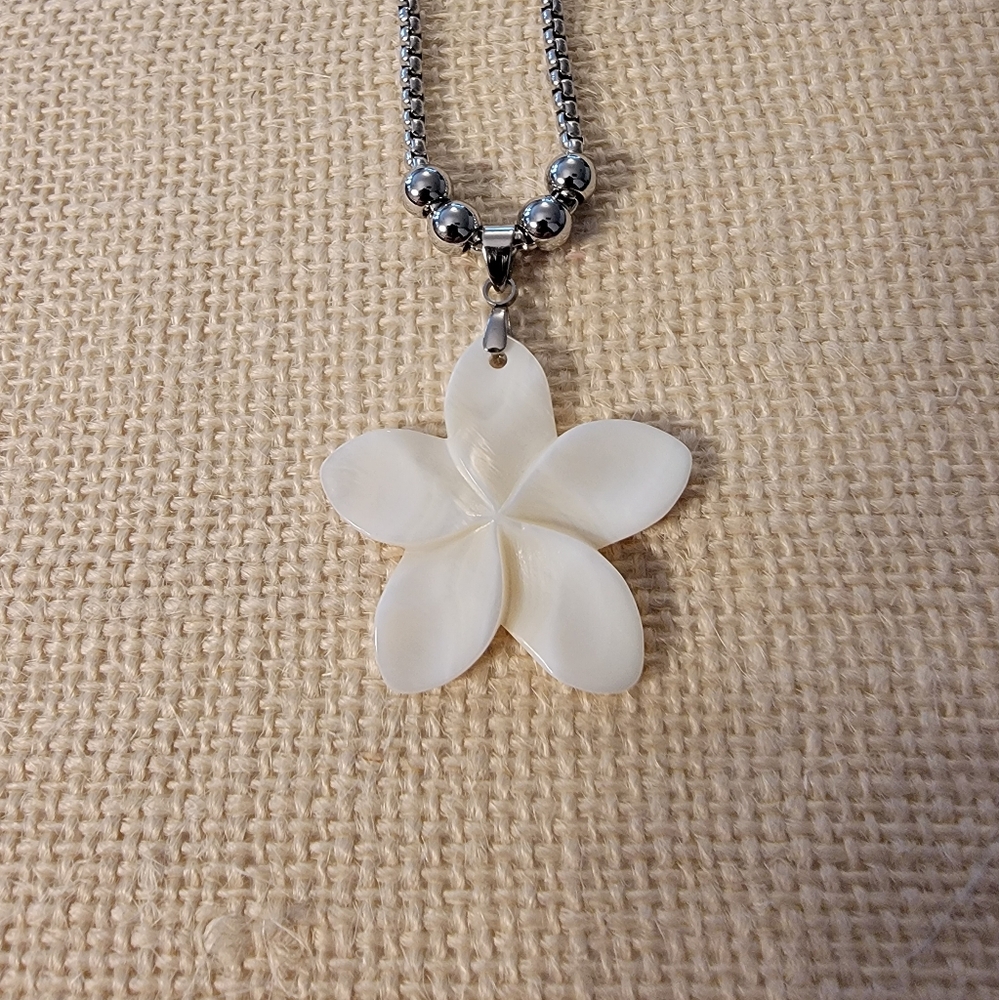 "Floral Aloha" Shell Pendant Necklace *